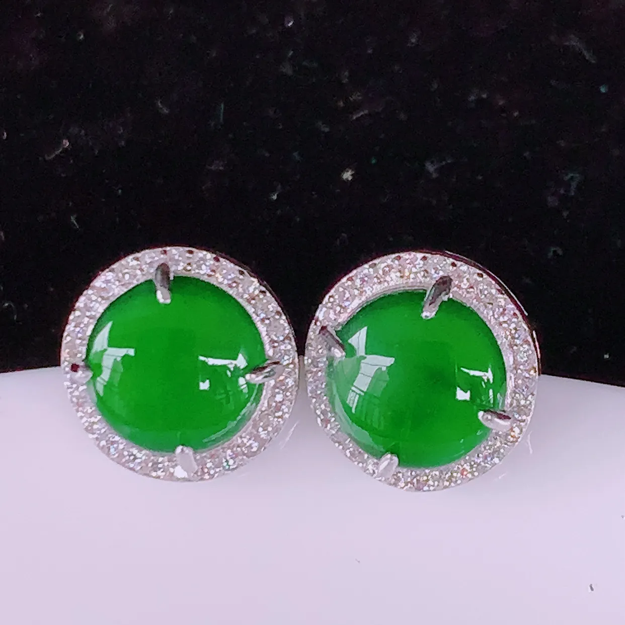 冰透满绿翡翠925银镶嵌耳钉，自然光实拍，翠色灵动，颜色漂亮，种老水足，品相佳，佩戴佳品！#98.2