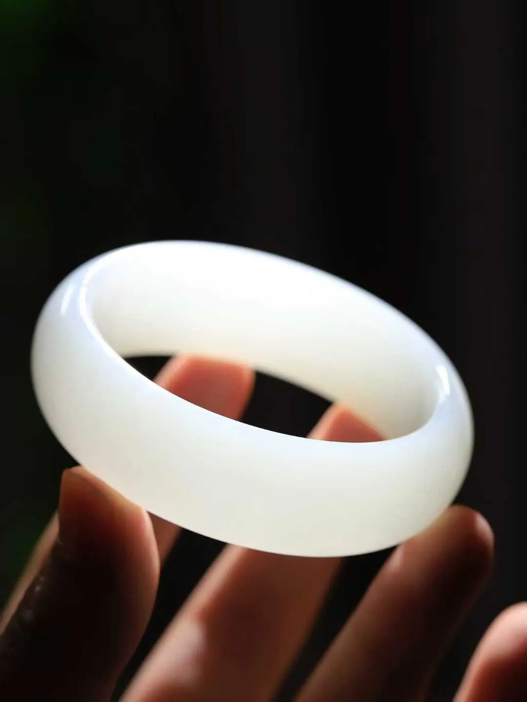 【贵妃镯.玉腕清响】    

精品和田玉白玉贵妃镯，玉质温润细腻 油性十足 相传杨贵妃十分喜爱椭圆形态手镯，后人称其为贵妃镯。因其形与人手腕形相吻合，佩戴更服帖，别具妩媚风格。
重78克   内径55-51mm尺寸20.7-7.9mm   fDA-88112348