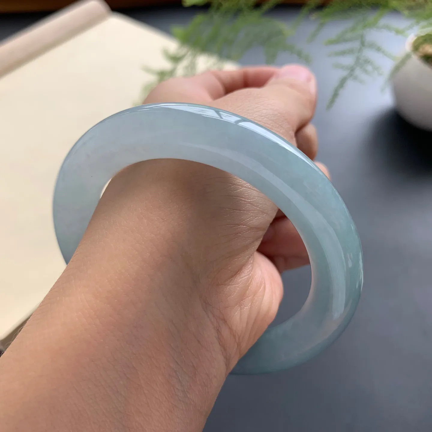 55圈口蓝底圆条手镯 尺寸：55-11，无纹裂，细腻光滑，色泽浓郁