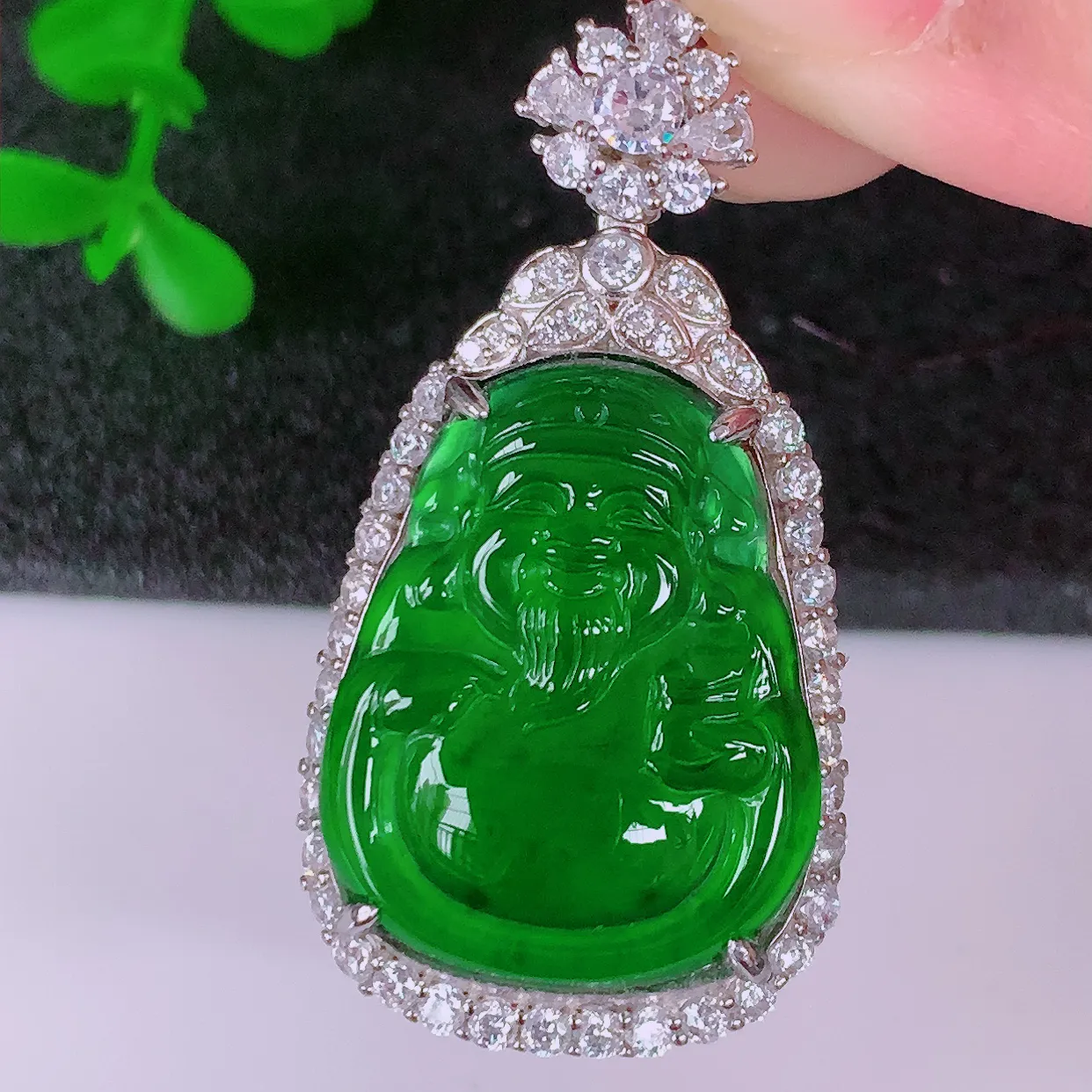 冰透满绿翡翠925银镶嵌财神爷吊坠，自然光实拍，翠色灵动，颜色漂亮，种老水足，品相佳，佩戴佳品！#9
