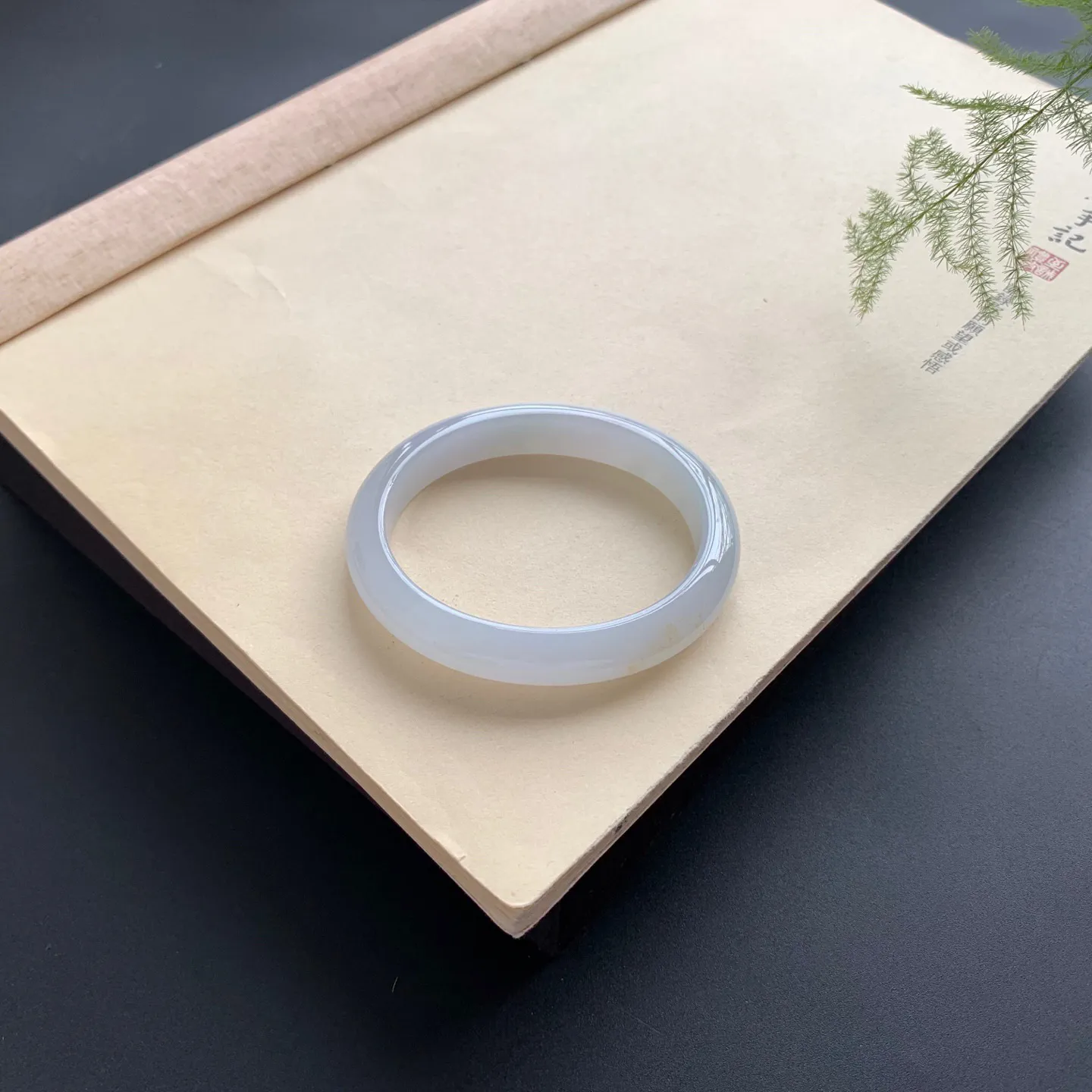 细糯贵妃手镯 尺寸：54.2-46-10.3-7.5，无纹裂，细腻光滑，白净清爽