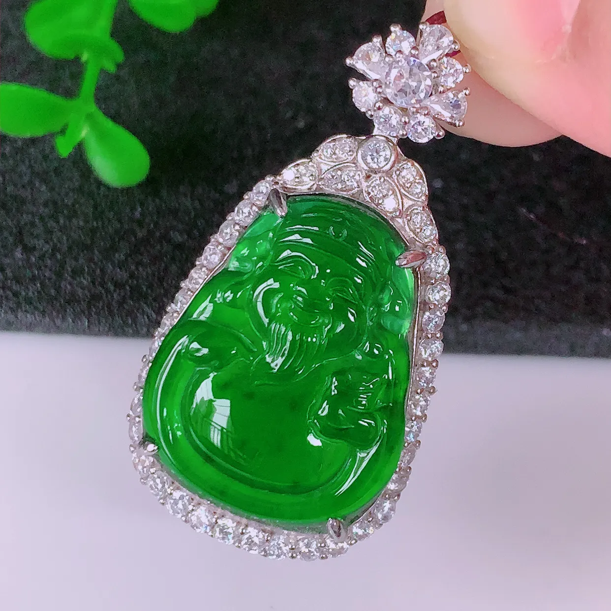 冰透满绿翡翠925银镶嵌财神爷吊坠，自然光实拍，翠色灵动，颜色漂亮，种老水足，品相佳，佩戴佳品！#98.2整体39*21*9裸石23*18.5*