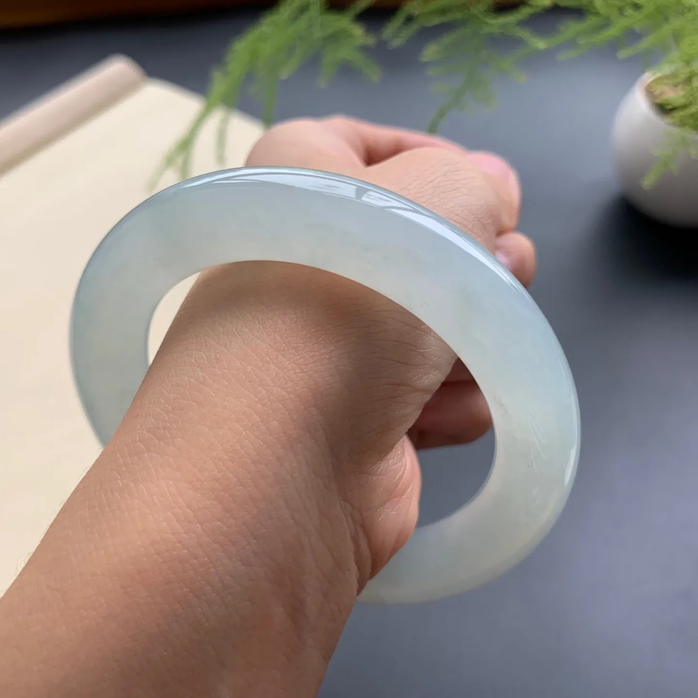 56.5圈口冰种圆条手镯 尺寸：56.5-12-11.8，无纹裂，水润饱满，胶感十足