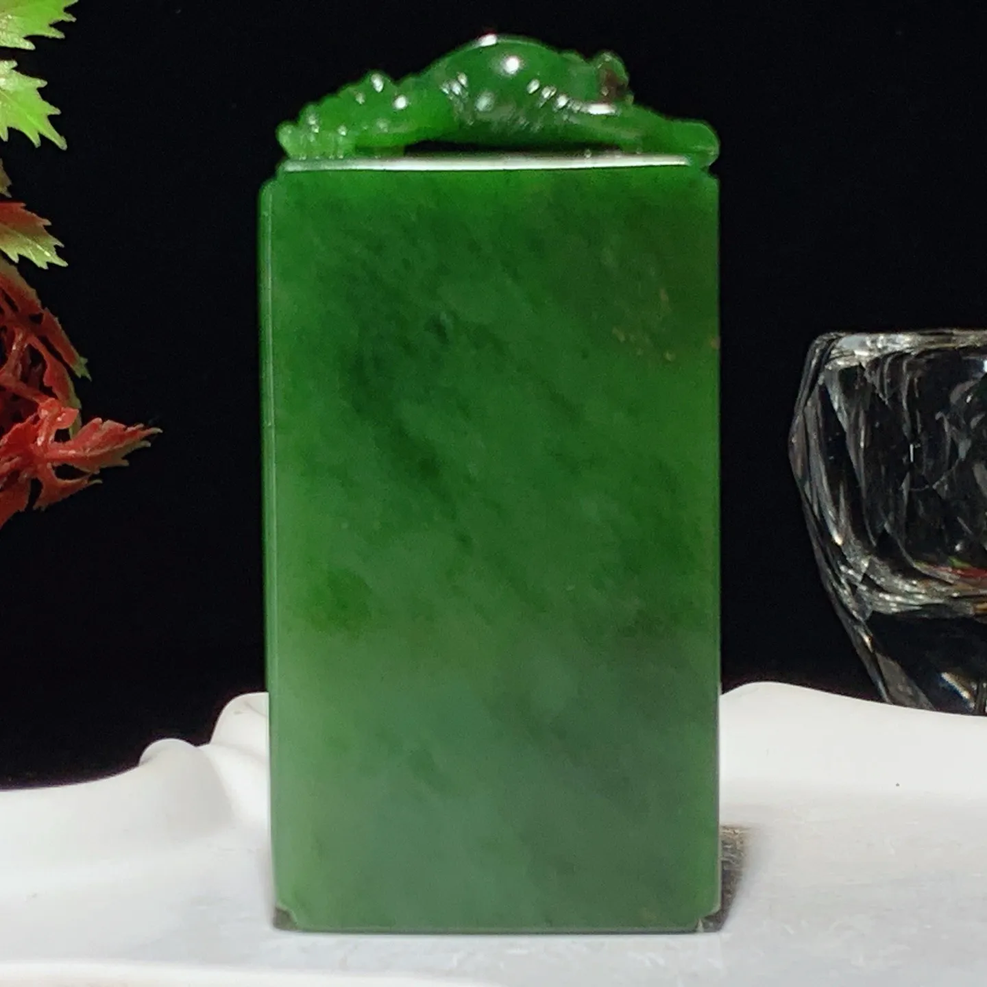 收藏级！和田玉红皮料阳绿俄罗斯碧玉呱呱来财牌子挂件。尺寸69/35/22重98克。玉质细腻油润。手推出油。佩戴高端典雅。lt251103