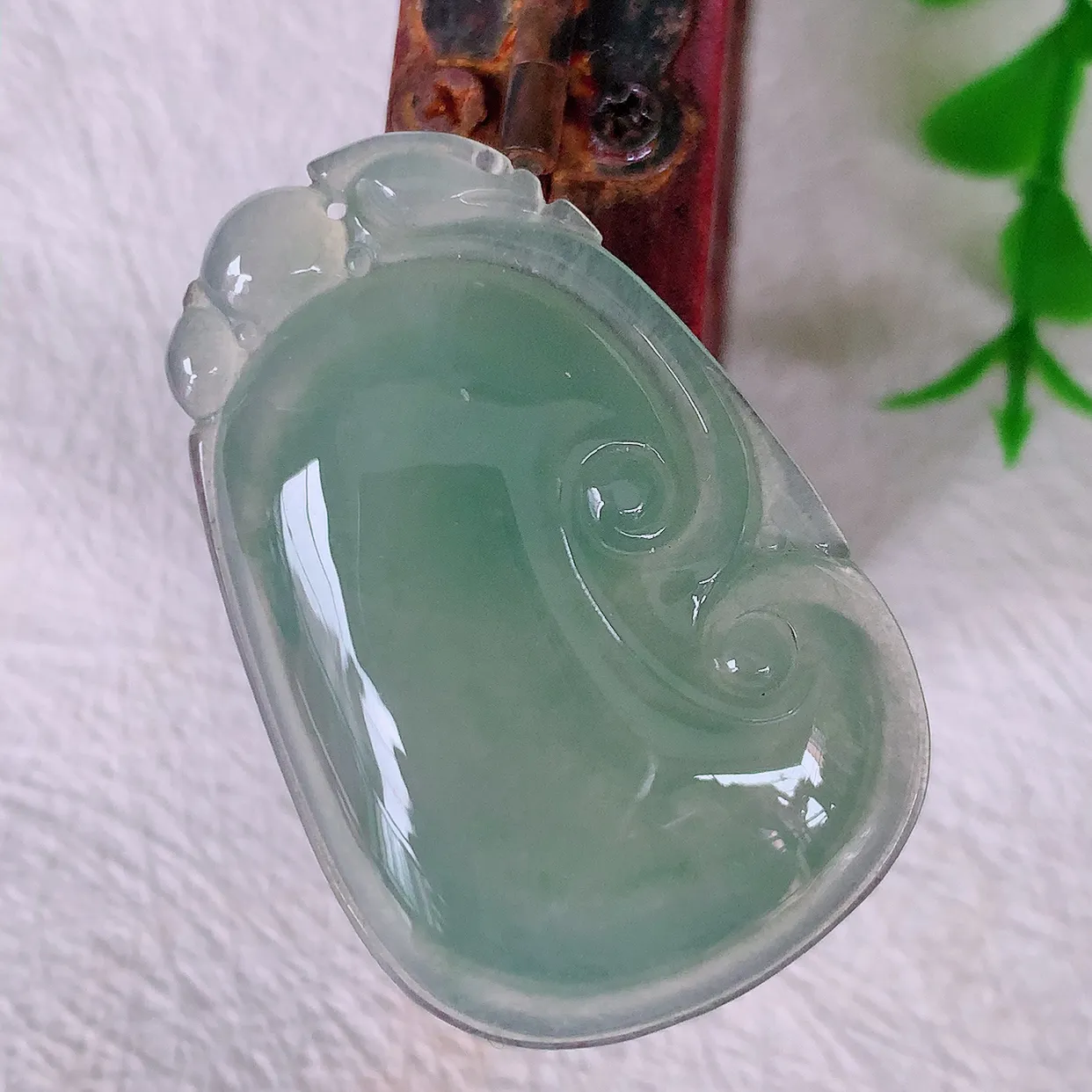 自然光实拍，冰种翡翠如意吊坠，玉坠百搭又精致，寓意着吉祥，事事如意！#12.2