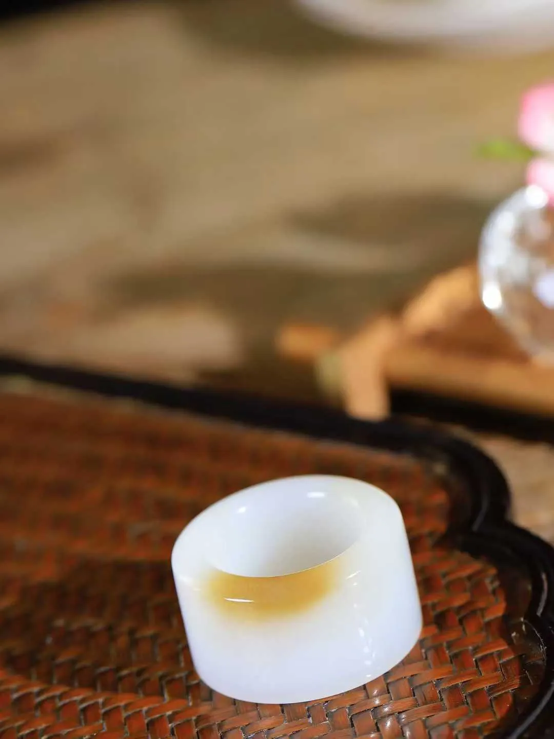 （古韵.扳指）

精品和田玉糖白玉扳指，玉质温润，油润感十足， 整器古韵生辉。优雅高贵。运筹帷幄