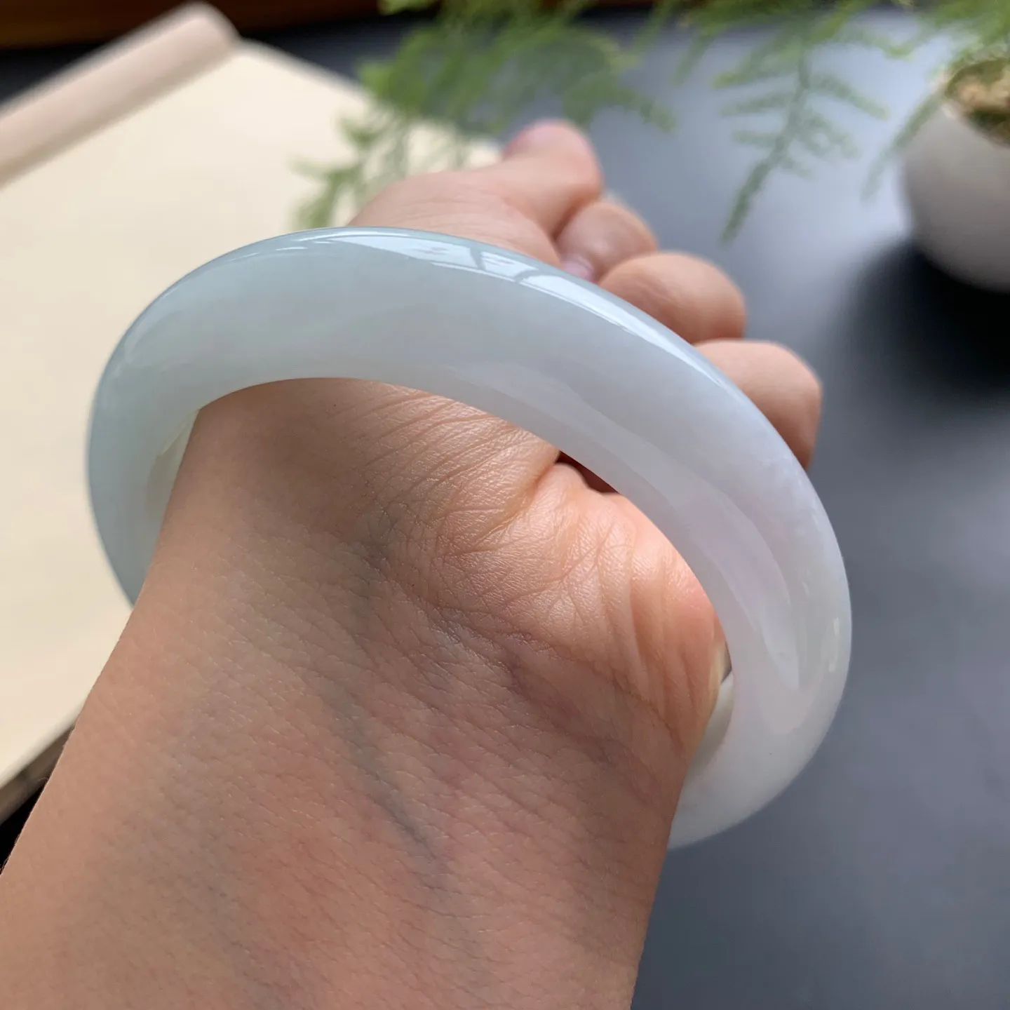 56.8圈口细糯正圈手镯 尺寸：56.8-12.8-9，无纹裂，细腻釉洁，清爽干净