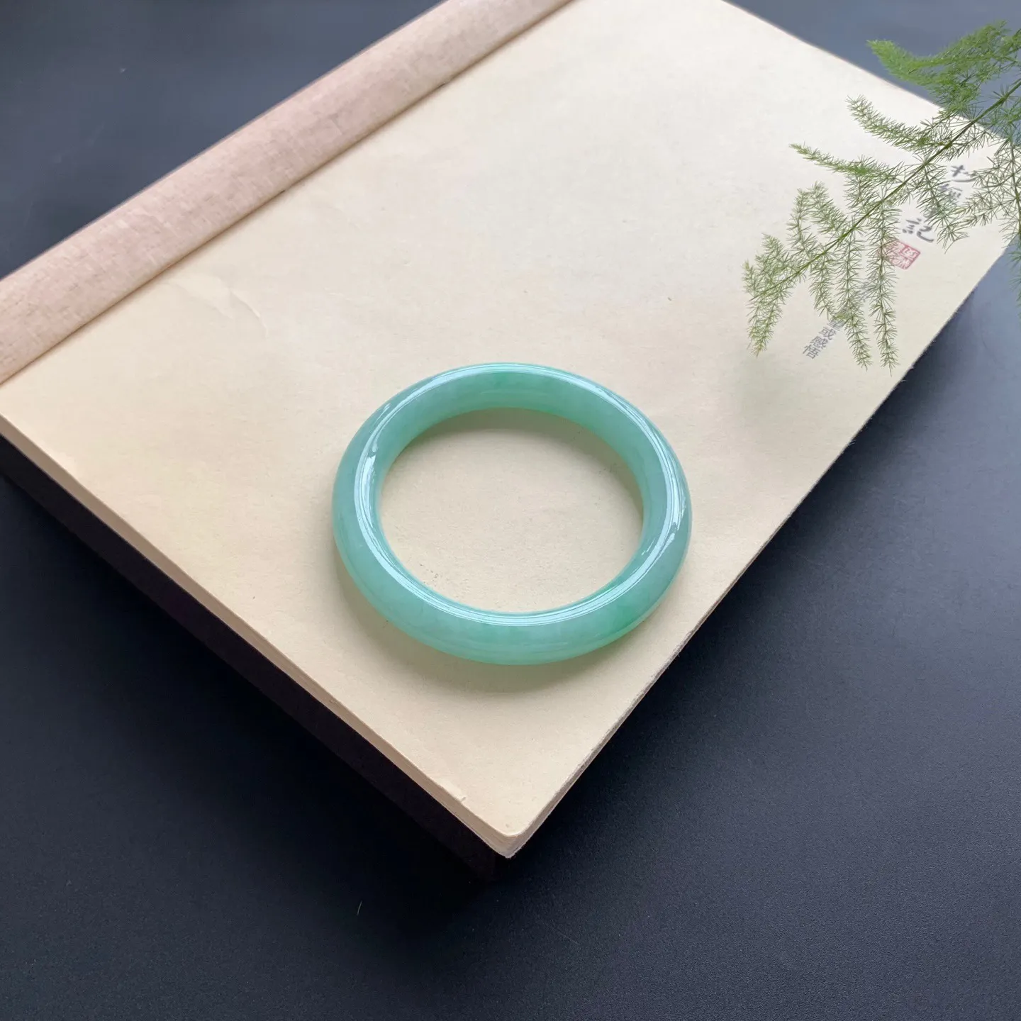 56.2圈口满色圆条手镯 尺寸：56.2-10.2-10，无纹裂，细腻光滑，色泽靓丽