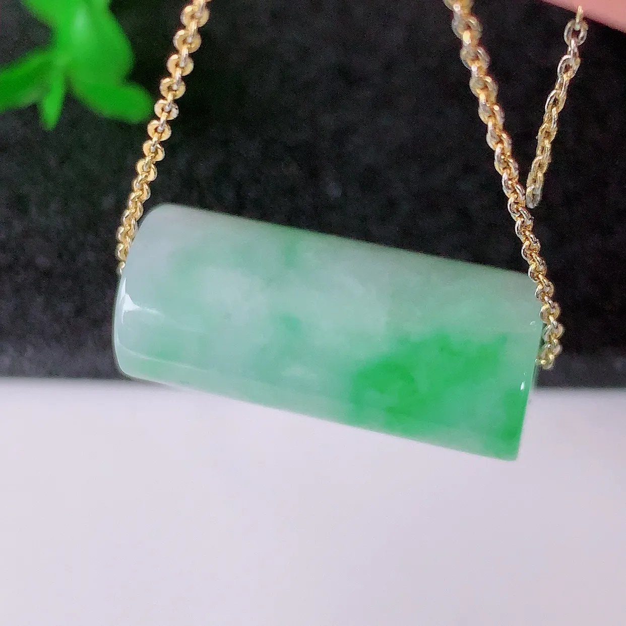 自然光实拍，冰润飘绿翡翠路路通吊坠，寓意时来运转、财源滚滚，款式新颖时尚，日常百搭的款！配图银链#0