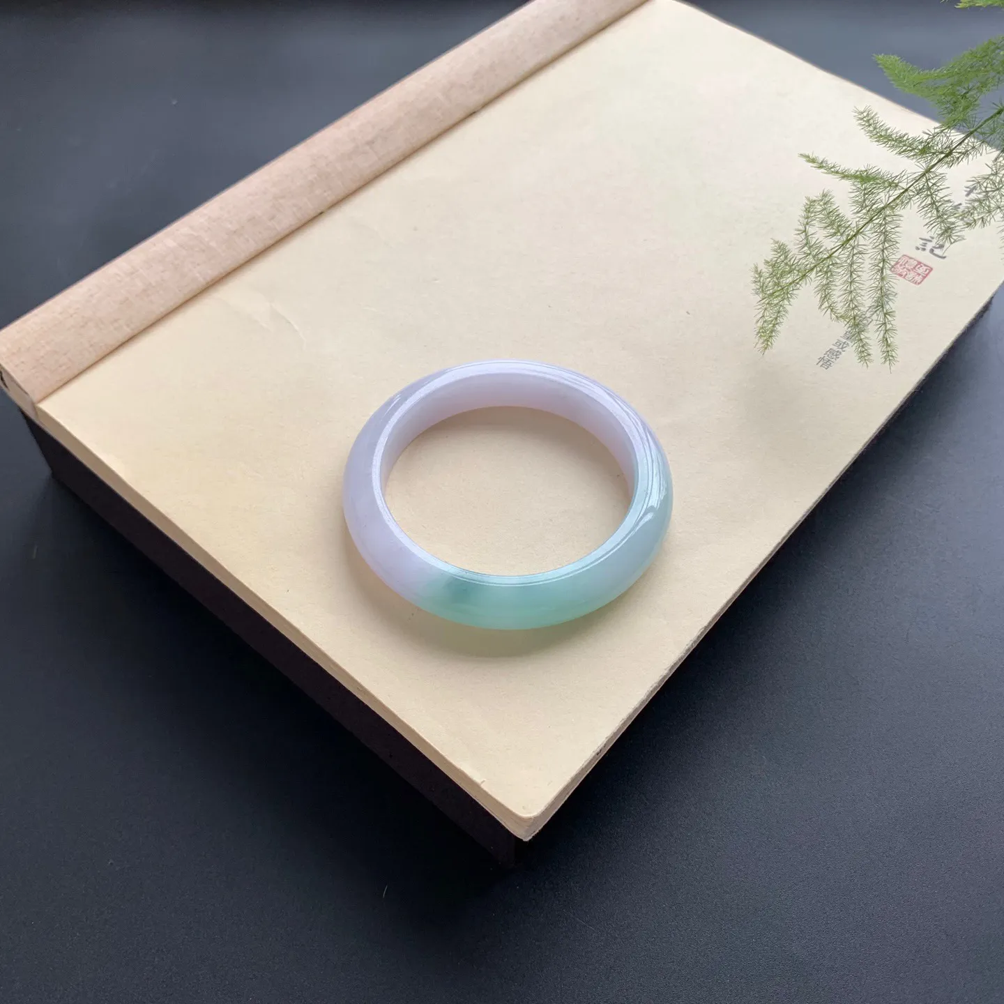 56.2圈口飘绿正圈手镯 尺寸：56.2-11.2-9.2，无纹裂，细腻光滑，版型厚装