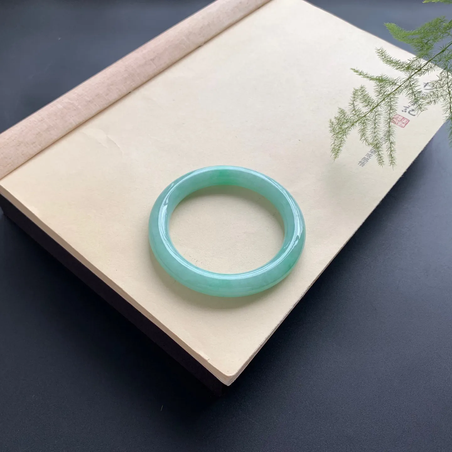 56.2圈口满色圆条手镯 尺寸：56.2-10.2-10，无纹裂，细腻光滑，色泽靓丽