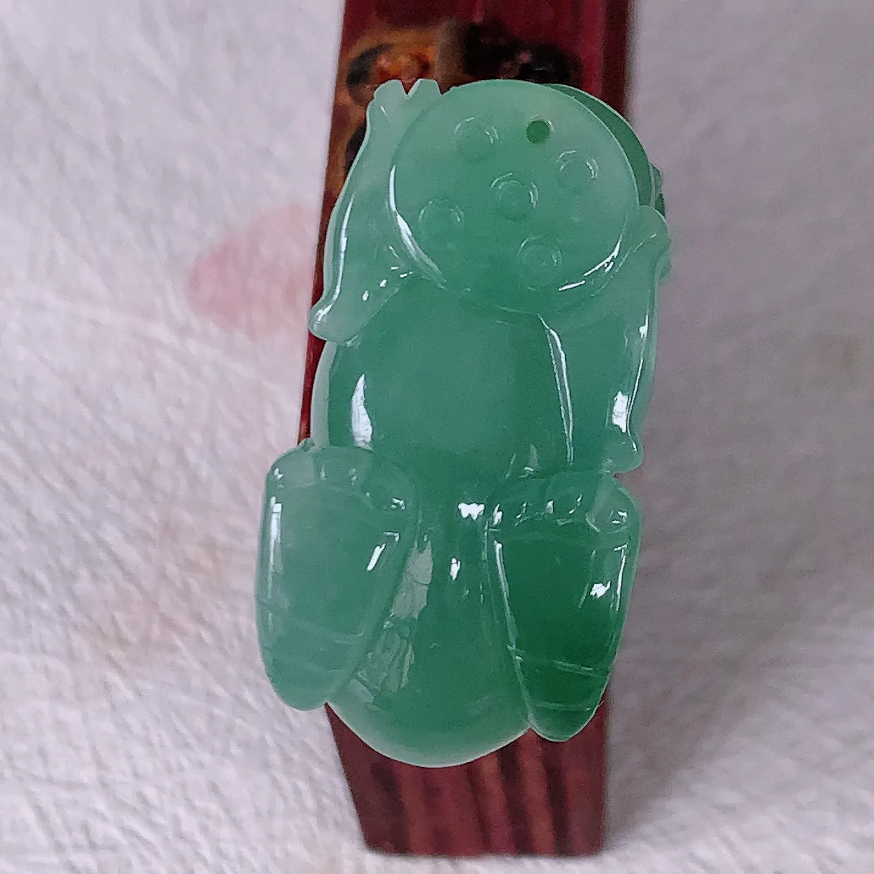 自然光实拍，冰润双彩翡翠招财貔貅吊坠，民间有“一摸貔貅运程旺盛，再摸貔貅财运滚滚，三摸貔貅平步青云 ”的美好祝愿。#46.2