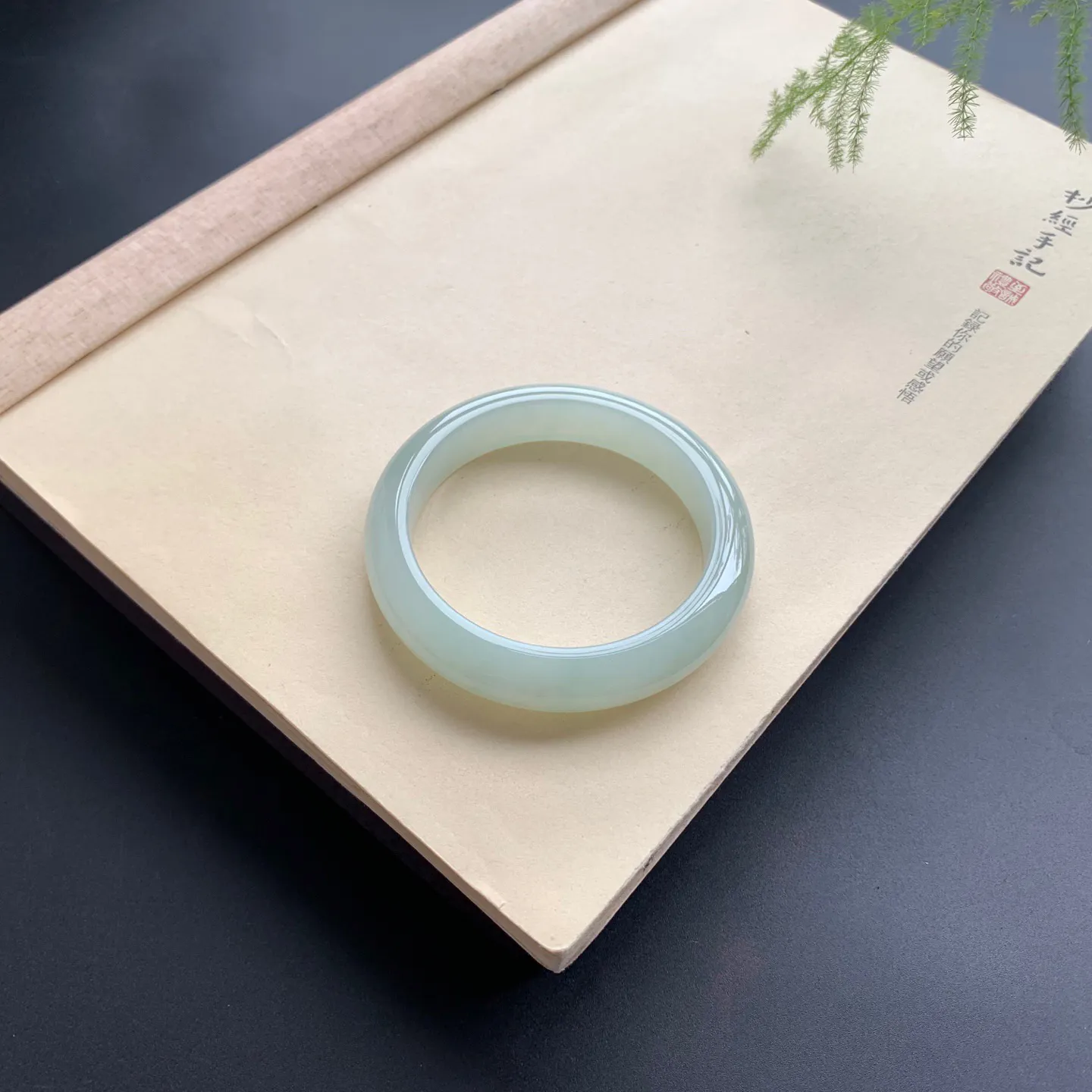 55.8圈口晴底正圈手镯 尺寸：55.8-12.6-8.8，无纹裂，水润起胶，细腻釉洁