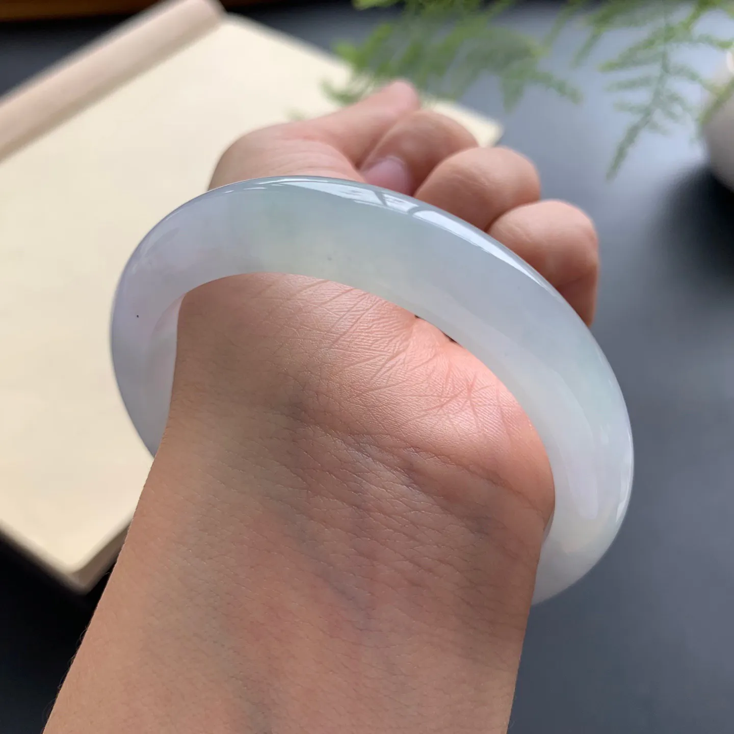 56.8圈口冰种正圈手镯 尺寸：56.8-12-8.6，无纹裂，水润起胶，细腻光滑