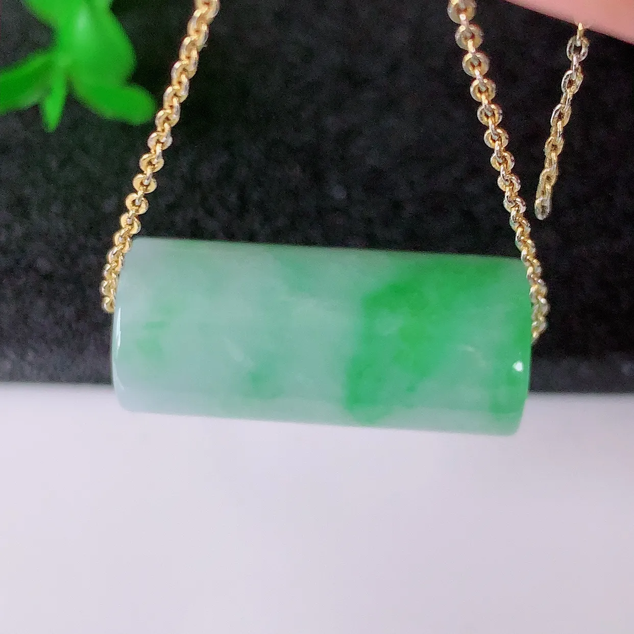 自然光实拍，冰润飘绿翡翠路路通吊坠，寓意时来运转、财源滚滚，款式新颖时尚，日常百搭的款！配图银链#05.2