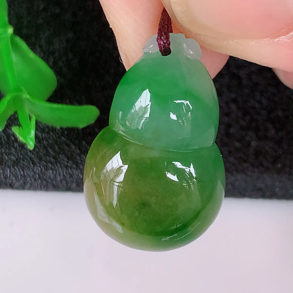 自然光实拍，冰润黄加绿翡翠葫芦吊坠，寓意福禄双全，财源滚滚，清新脱俗，佩戴效果优雅迷人！#05.2
