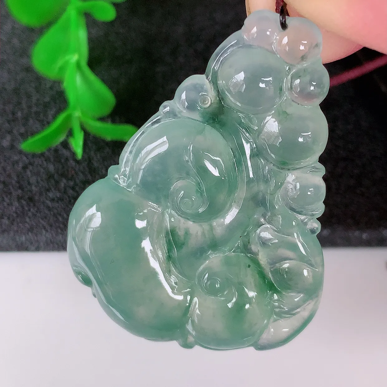 自然光实拍，冰种飘花翡翠如意吊坠，种老水足，雕工精湛 ，寓意美好，佩戴时尚出众！#01.2