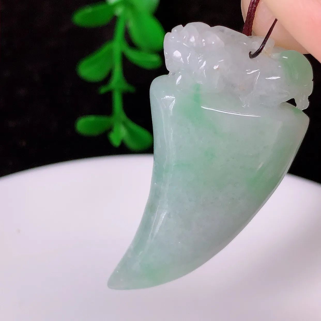 自然光实拍，冰润飘绿翡翠招财貔貅吊坠，翠色灵动，种老水足，寓意好，品相佳，佩戴佳品！#81.2