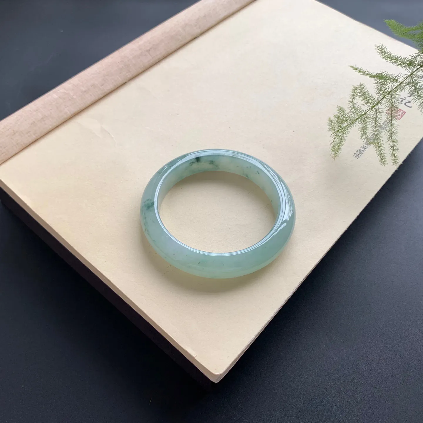 57圈口底色飘花正圈手镯 尺寸：57-12-9，无纹裂，细腻起胶，花色飘逸