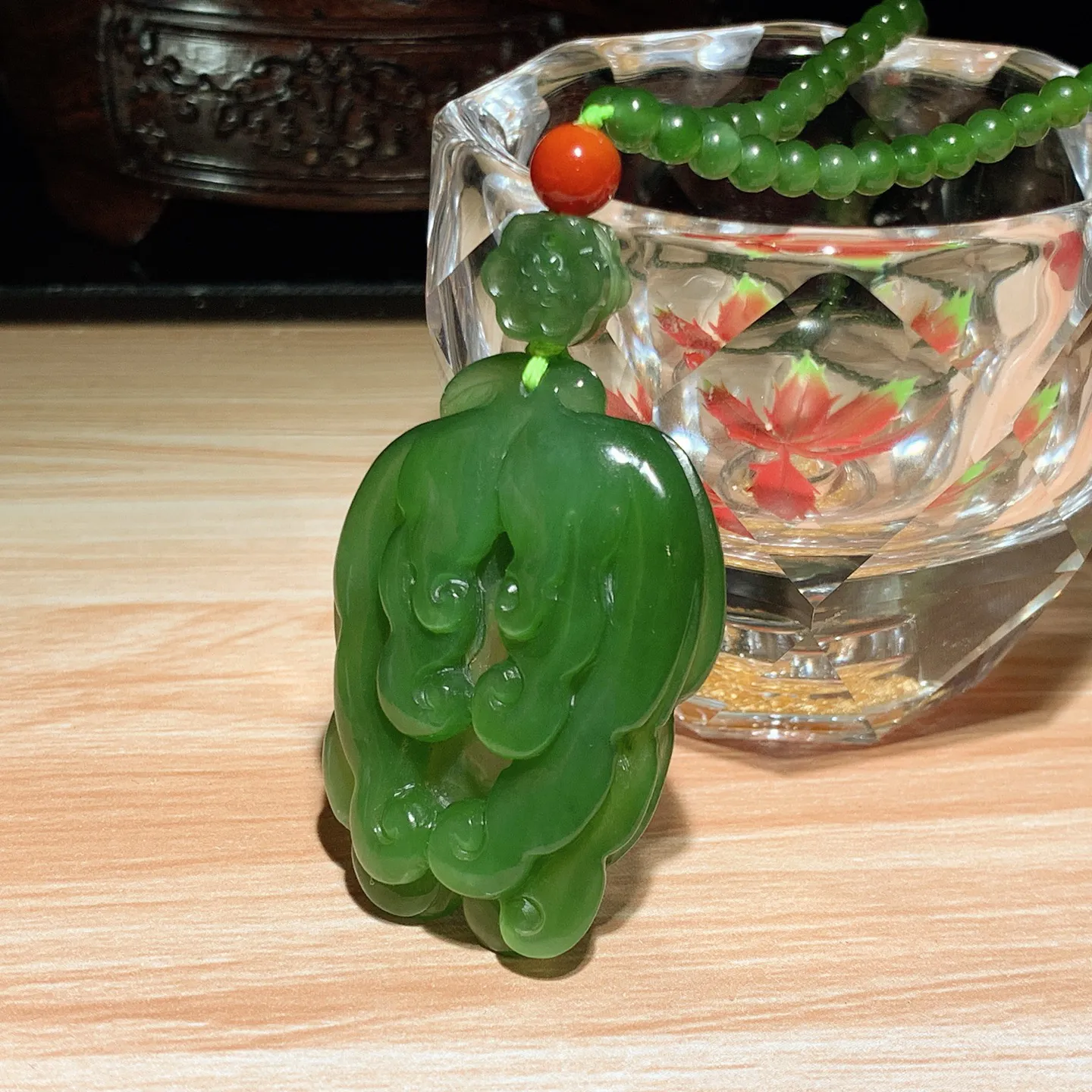 和田玉阳绿俄罗斯碧玉人生如意人参挂件。尺寸43/31/10重33.6克。玉质细腻油润。手推出油。佩戴