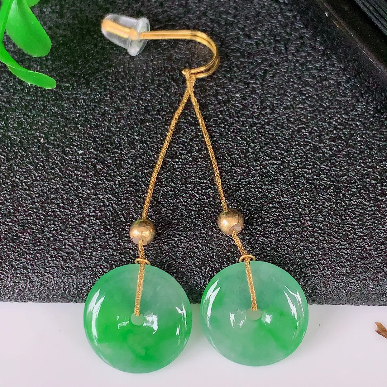 18k金镶嵌冰种飘绿翡翠平安扣耳坠，沁人心脾，耳坠佩戴效果大气出众，尽显气质。种水好，胶感足，颜相当