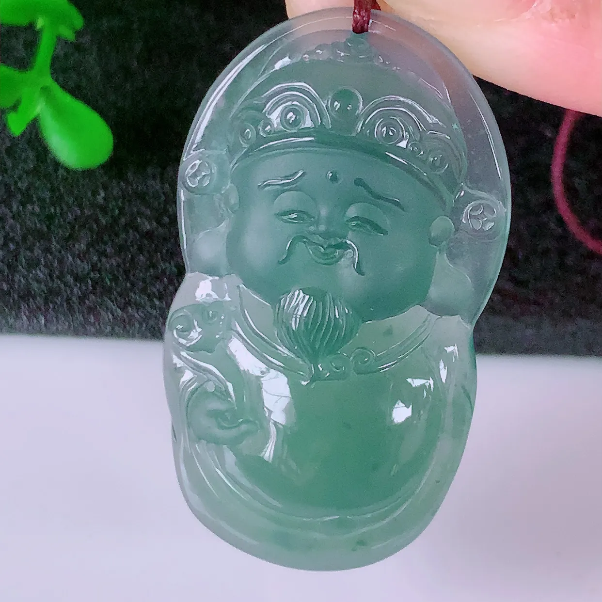 自然光实拍，冰种翡翠招财财神爷吊坠，财神到你家里来，年年月月发大财，形态极为讨喜，佩戴效果招财迷人#98.2