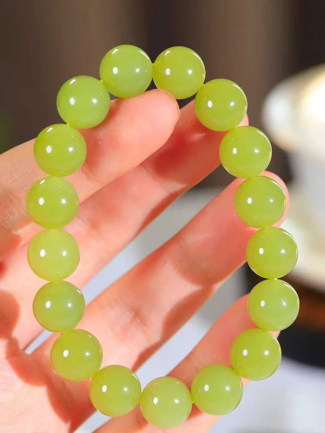 【珠圆玉润.手串】

精品和田玉黄口珠圆玉润手串 玉质温润细腻  整串打磨圆润，佩戴舒适。珠珠落玉盘，间关莺语花底滑，一生美好时光，无论身在何处，都有它相伴相守。事事顺遂，幸福美满，吉祥如意。重46.4克 尺寸取一12mm  FDA-22110333