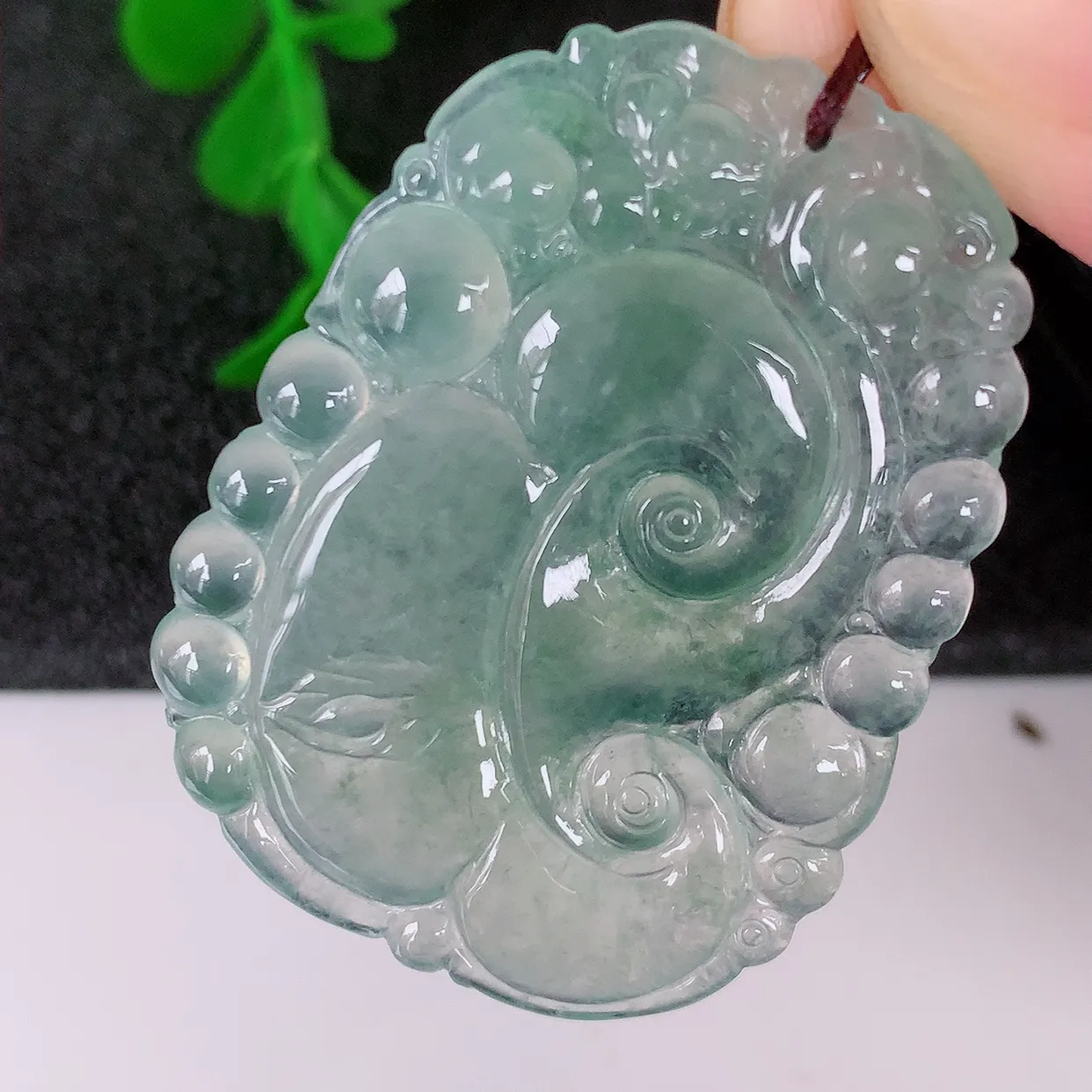 自然光实拍，冰种翡翠如意吊坠，种老水足，雕工精湛 ，寓意美好，佩戴时尚出众！#01.2