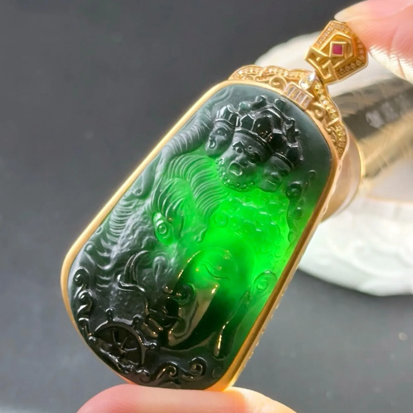 精品18k墨翠一念之间 种好色正 黑度极好 打灯通透 油性十足 尺寸66.5