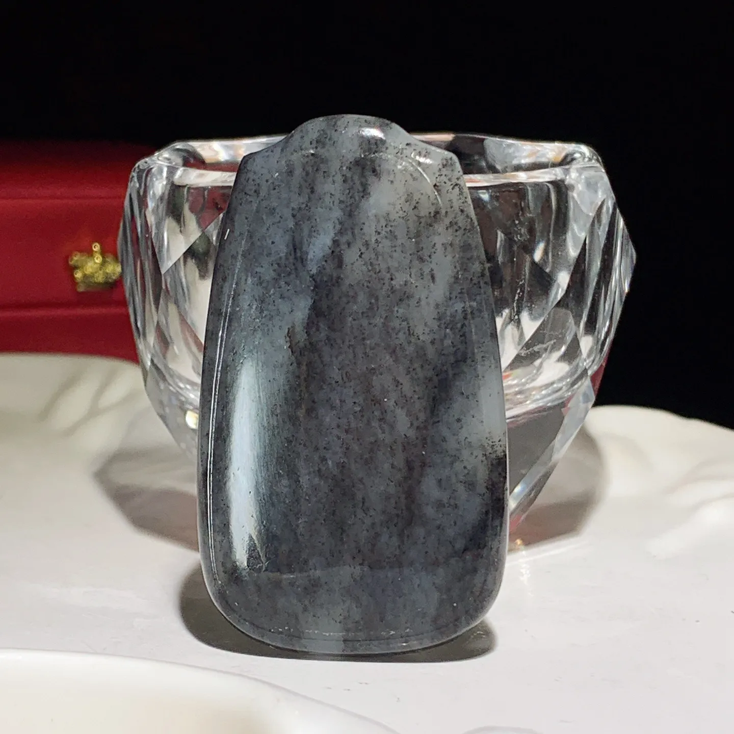 新疆籽料青花山水怡情平安无事牌子挂件。尺寸56/33/10重38克。玉质细腻油润。手推出油。佩戴高端典雅。lt251103