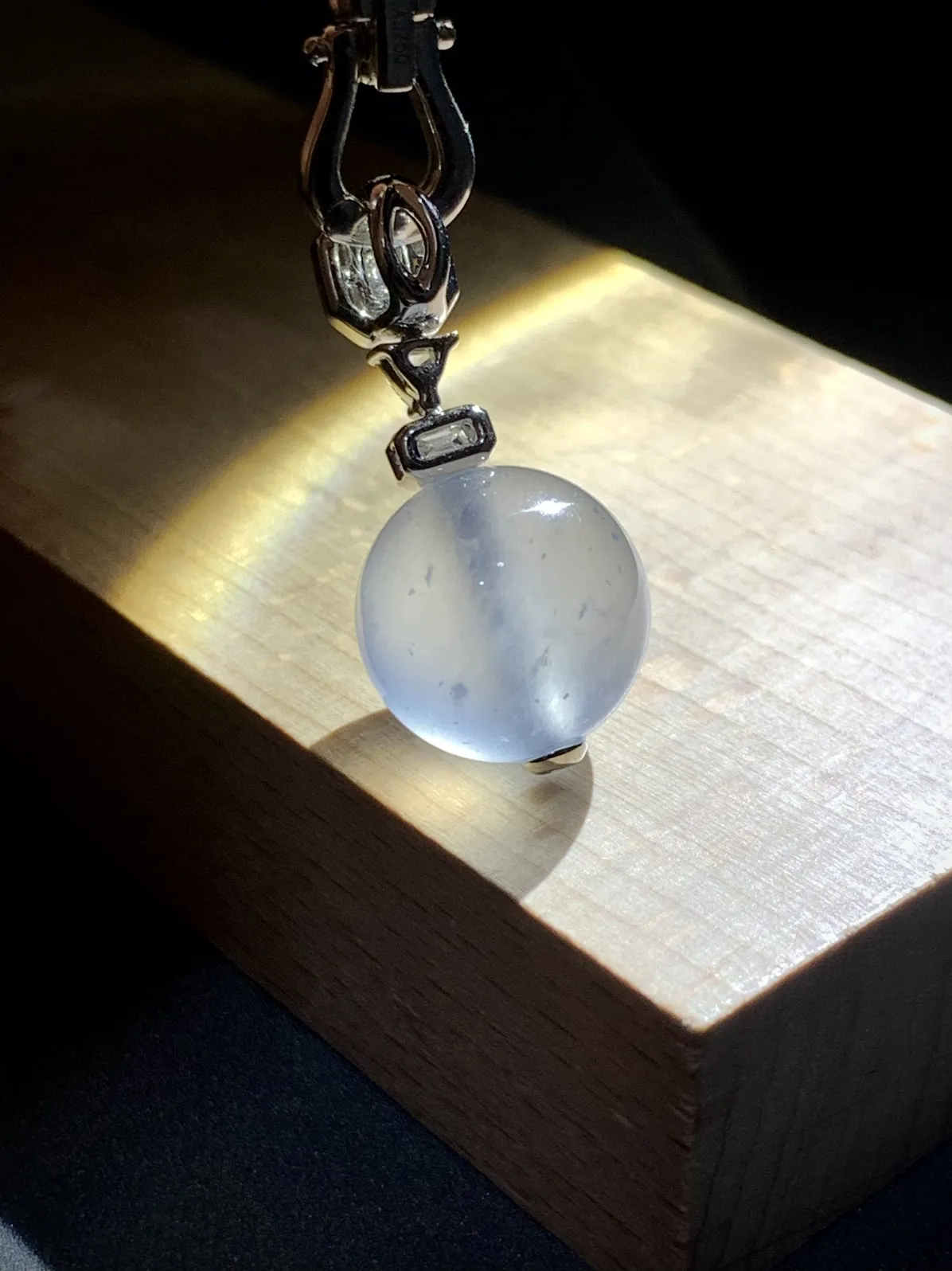 【镶嵌新品】
高品质珠子吊坠，28-13.3-13.3mm，
18K金，南非钻，翡翠绿蛋面，
不配图链