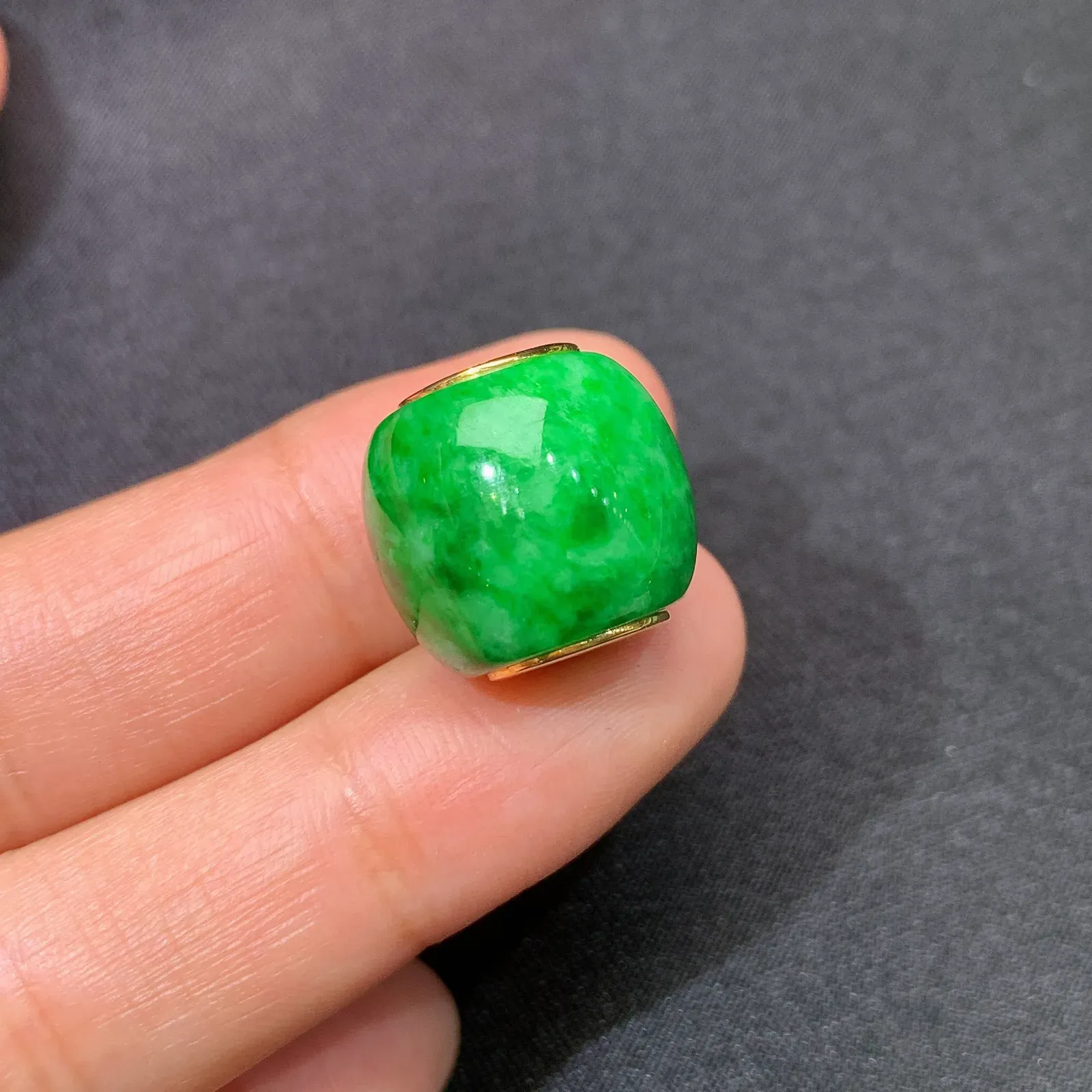 阳绿路路通吊坠，18k金镶嵌，冰润色阳，玉质细腻，种水足 尺寸14.4*15.9