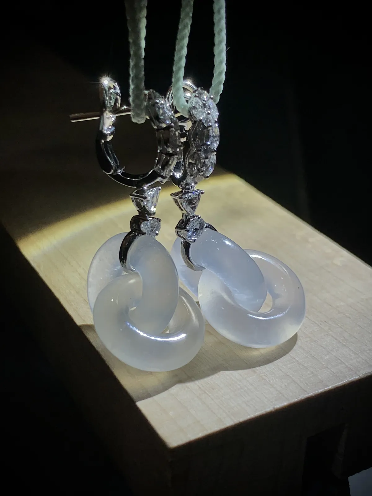 【镶嵌新品】
白冰环环相扣耳坠，
41.5-单圈裸石15.3-5.2mm，
18K，南非钻，