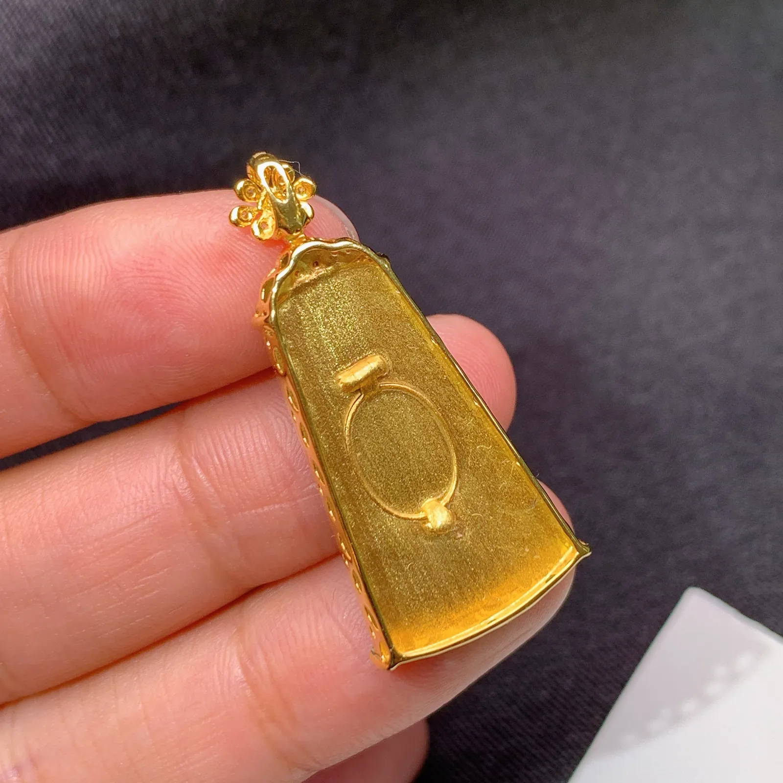 甜绿无事牌吊坠，18k金镶嵌，色泽鲜阳，冰润细腻，种水足 尺寸34.5*16.2*5.3