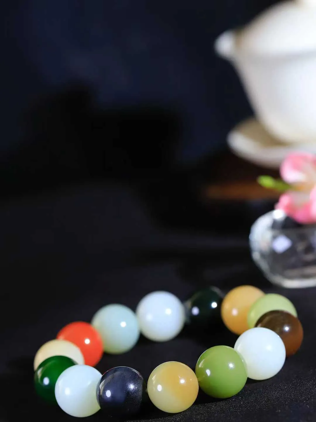 【多宝手串】

精选和田玉多宝手串，每一颗玉石都凝聚自然的灵气与岁月的沉淀，寓意福禄寿喜，守护您的平