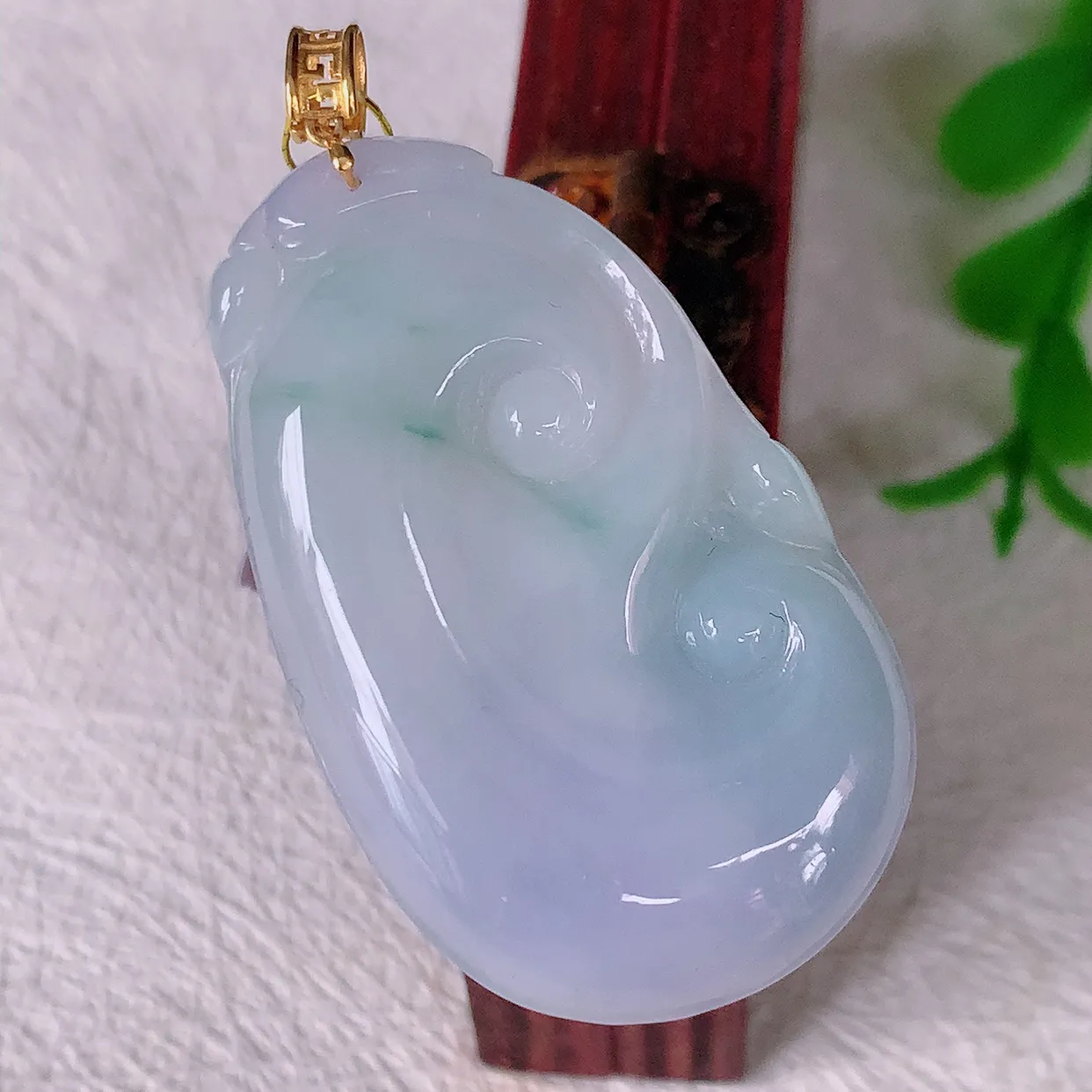 18k金镶嵌春带彩翡翠如意吊坠，沁人心脾，精致典雅的设计，为佩戴者，增添色彩，送礼自留都是佳品选择！#35.2整体44.5裸石38.5*23*5.6