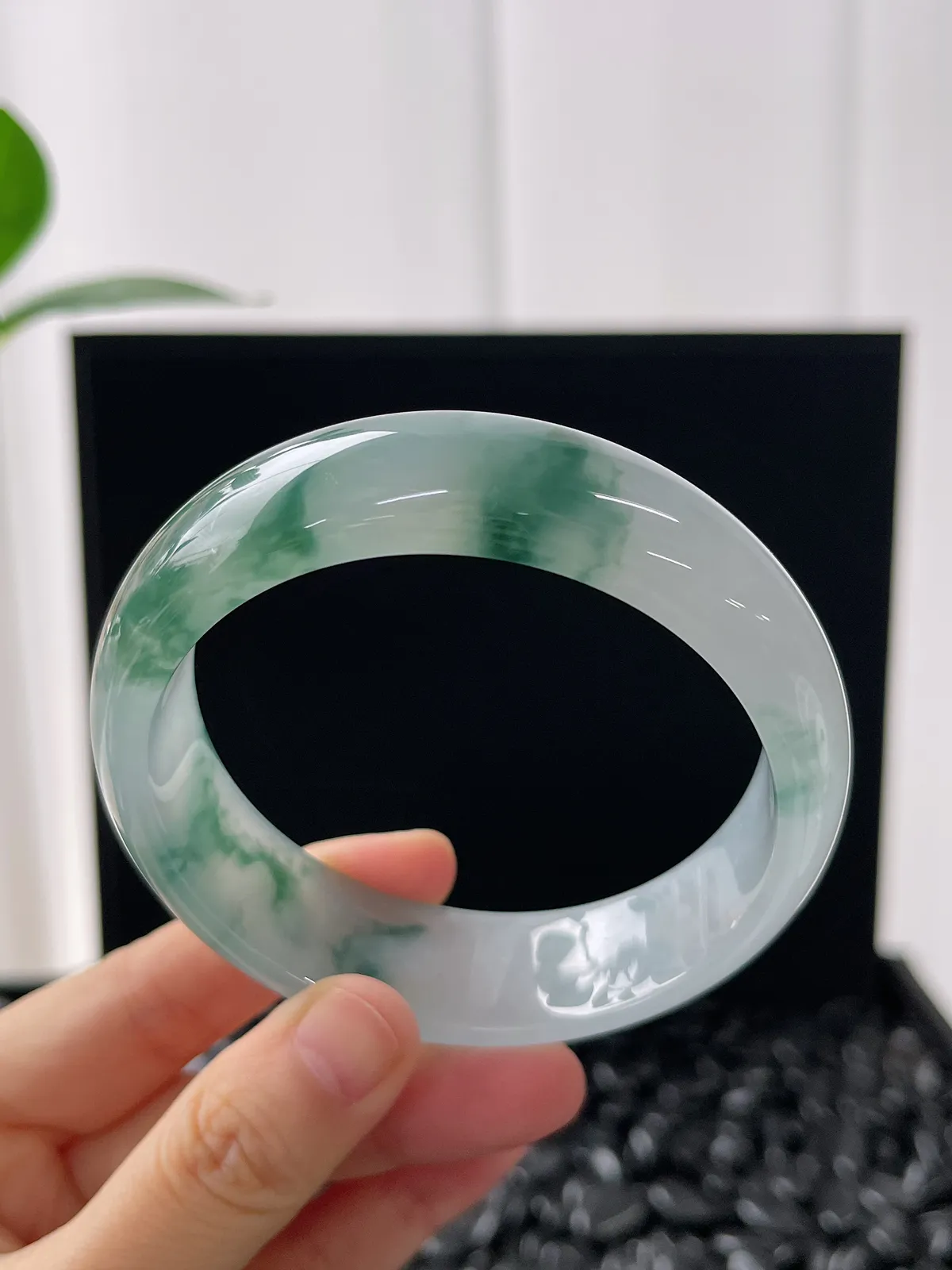 正圈60.8圈口，翡翠冰种飘绿手镯