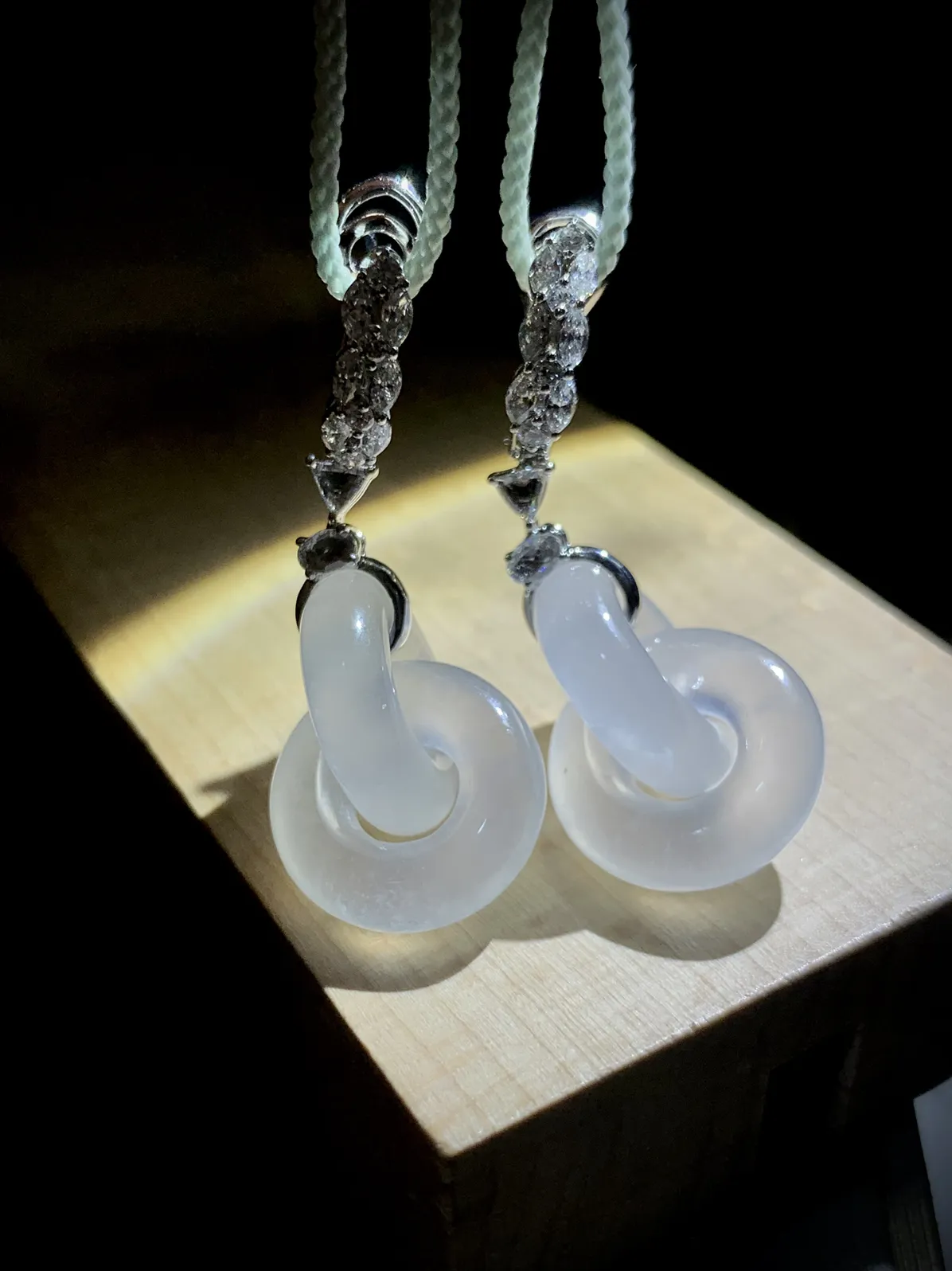 【镶嵌新品】
白冰环环相扣耳坠，
41.5-单圈裸石15.3-5.2mm，
18K，南非钻，