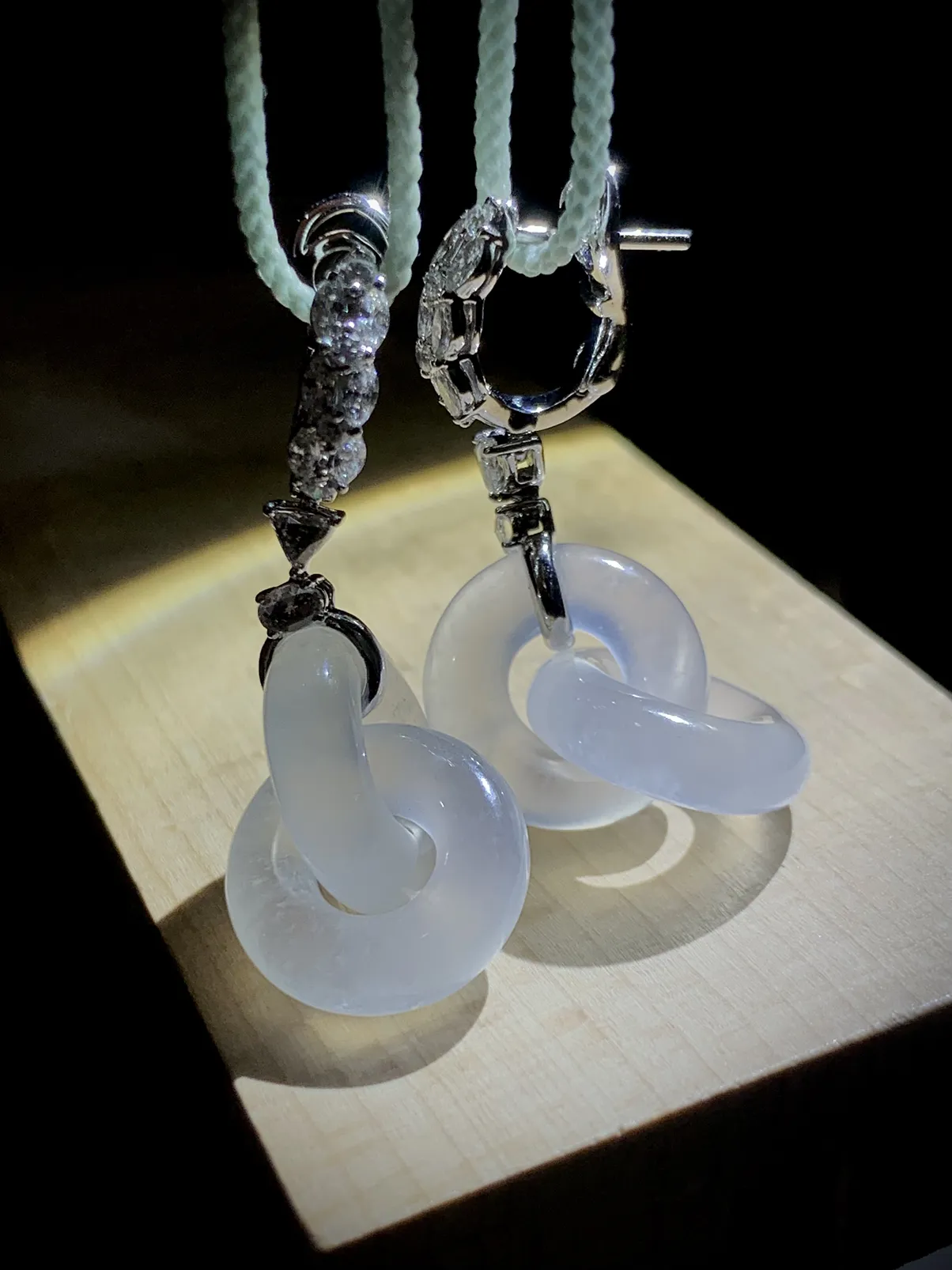 【镶嵌新品】
白冰环环相扣耳坠，
41.5-单圈裸石15.3-5.2mm，
18K，南非钻，