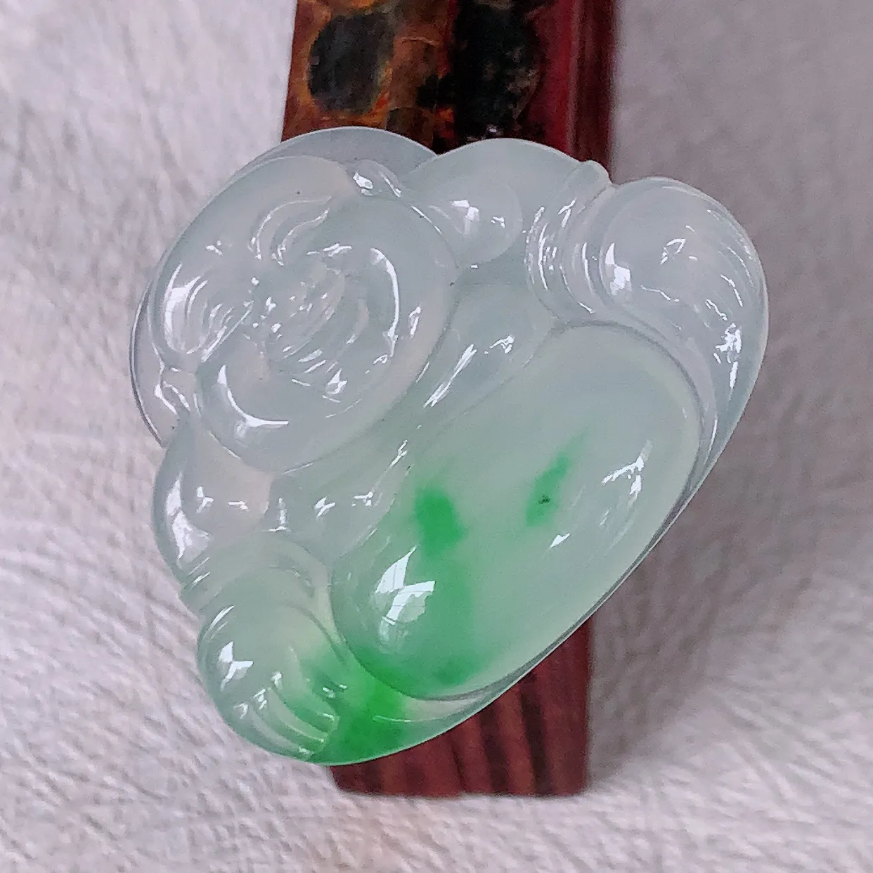 自然光实拍，冰种飘阳绿翡翠佛公吊坠，饱满， 佛公亦保平安，寓意有福（佛公）相伴，配戴优雅迷人！#57.2