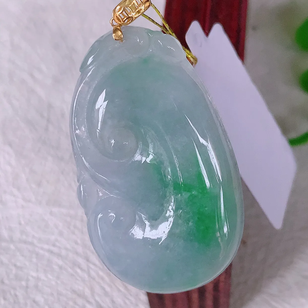 18k金镶嵌冰紫罗兰飘绿翡翠如意吊坠，沁人心脾，精致典雅的设计，为佩戴者，增添色彩，送礼自留都是佳品