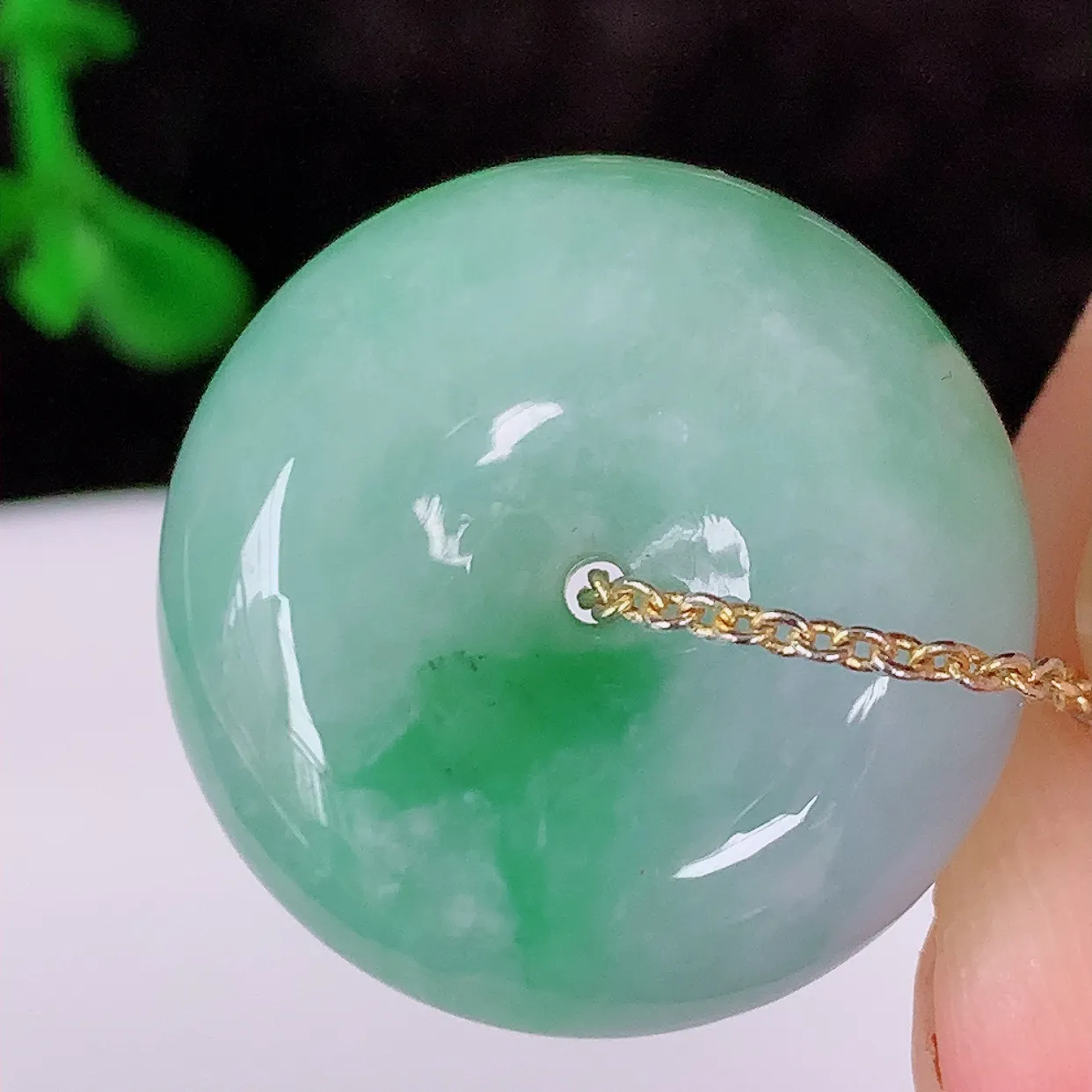 自然光实拍，冰润飘绿翡翠平安扣吊坠，形体饱满圆润，平安扣肥嘟嘟的，平平安安，种水很好，配戴精美！#57.2