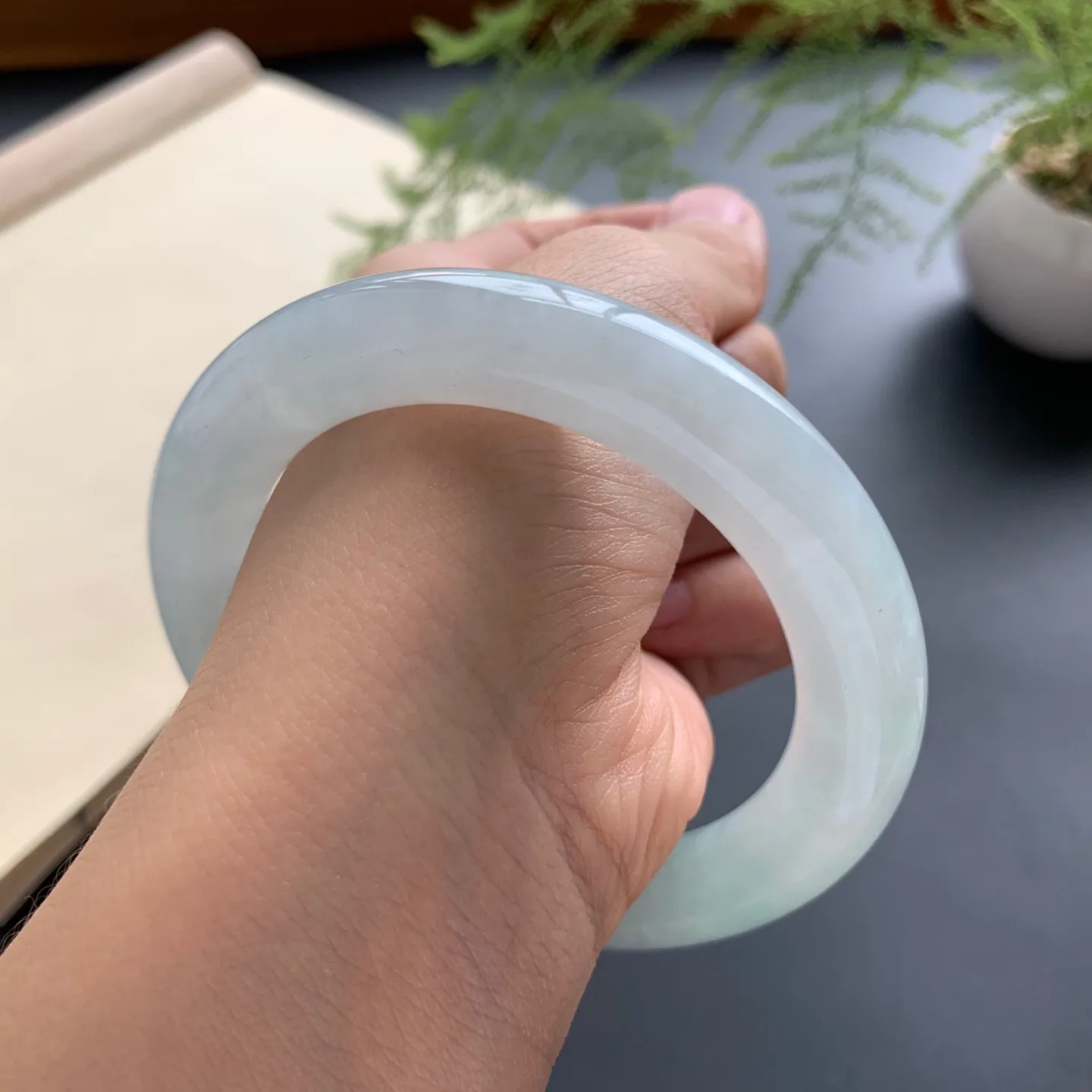 56.8圈口底色圆条手镯 尺寸：56.8-11.2-11.5，无纹裂，色泽亮丽，条形饱满