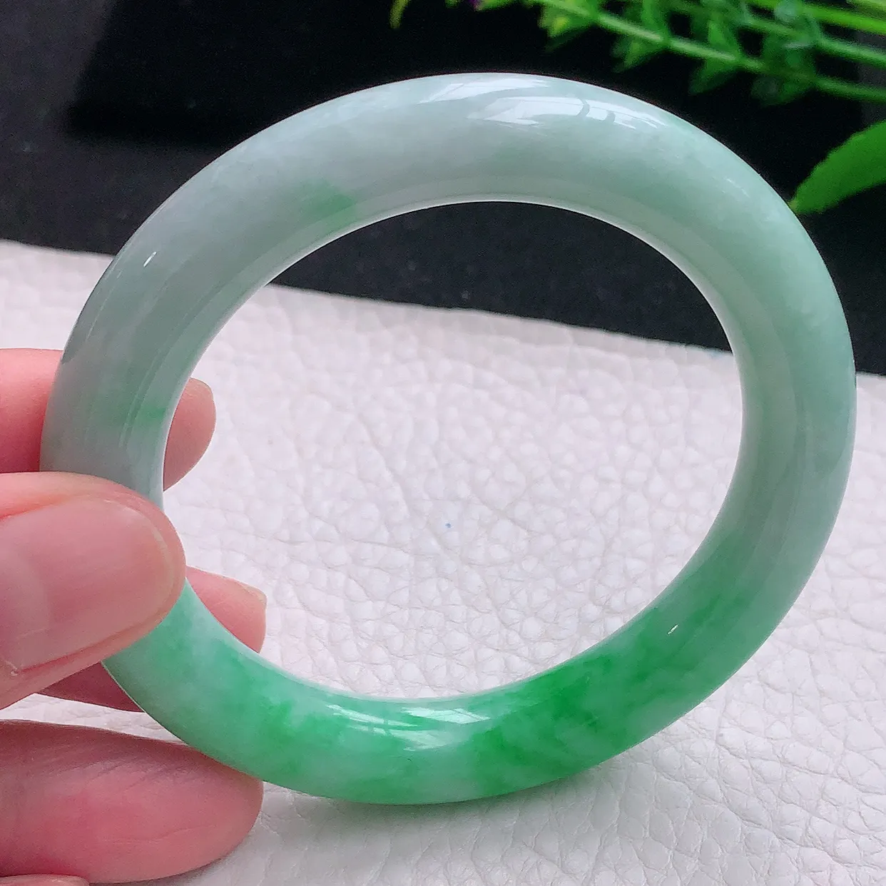 yh自然光54*10.2美人镯 天然缅甸翡翠a货半山水飘阳绿圆条玉镯子