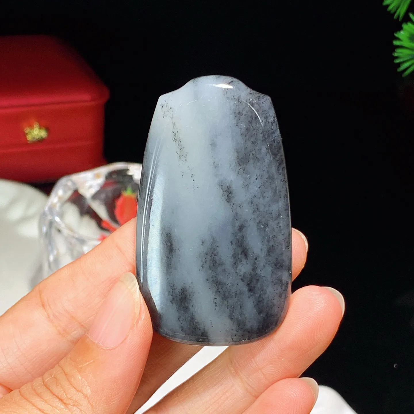 新疆籽料青花山水怡情平安无事牌子挂件。尺寸56/33/10重38克。玉质细腻油润。手推出油。佩戴高端典雅。lt251103