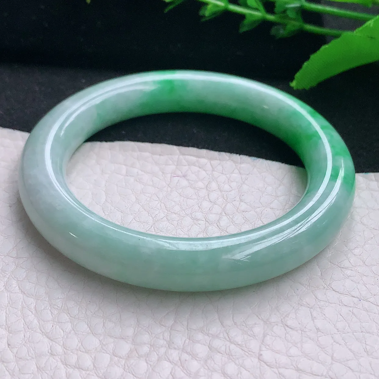 yh自然光54*10.2美人镯 天然缅甸翡翠a货半山水飘阳绿圆条玉镯子