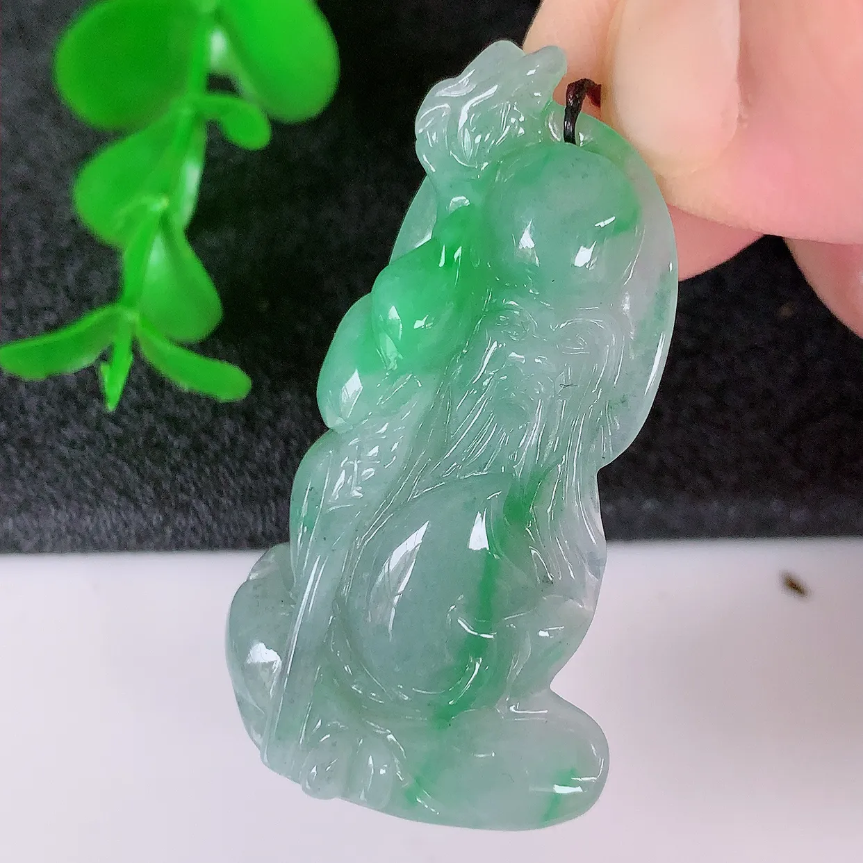 自然光实拍，冰润飘绿翡翠寿星公吊坠，种老水足，雕工精湛 ，寓意美好，佩戴时尚出众！#87.2