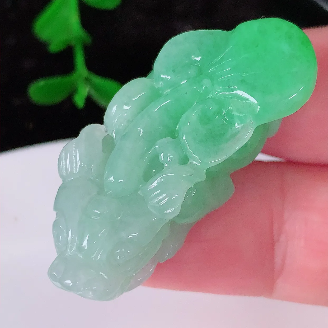 自然光实拍，冰飘绿翡翠招财貔貅吊坠，翠色灵动，种老水足，寓意好，品相佳，佩戴佳品！#81.2