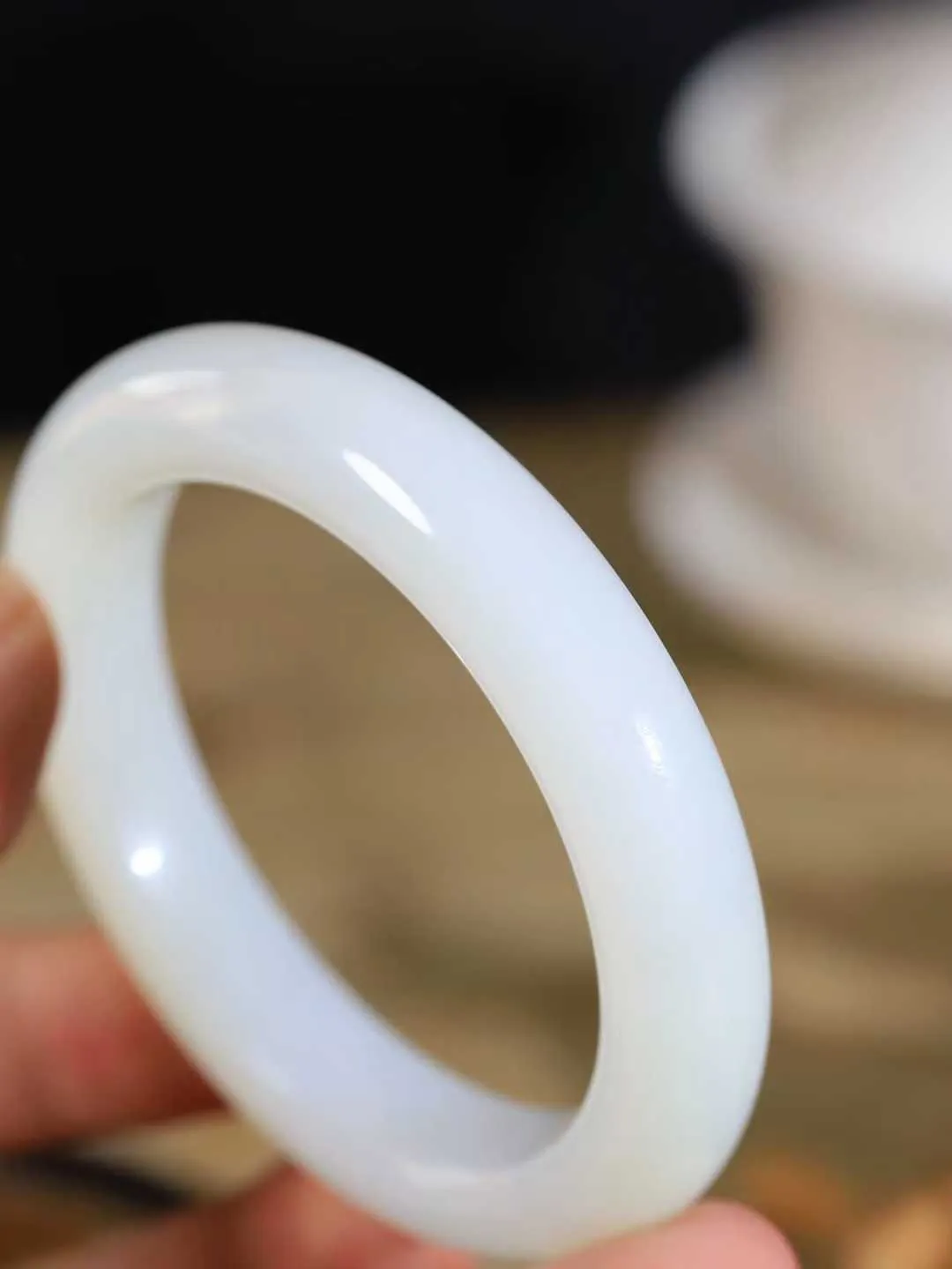 （一见倾心.手镯）

精品️和田玉白玉手镯，玉质温润细腻 油性十足 手感舒适，高华雅逸，线条流畅，简约大气，美自天成，素雅高贵。佩戴于腕间，婉约之美，举手投足间透出那低调奢华。重57.5克  尺寸54.5-12.3-9.8mm FDA79110326