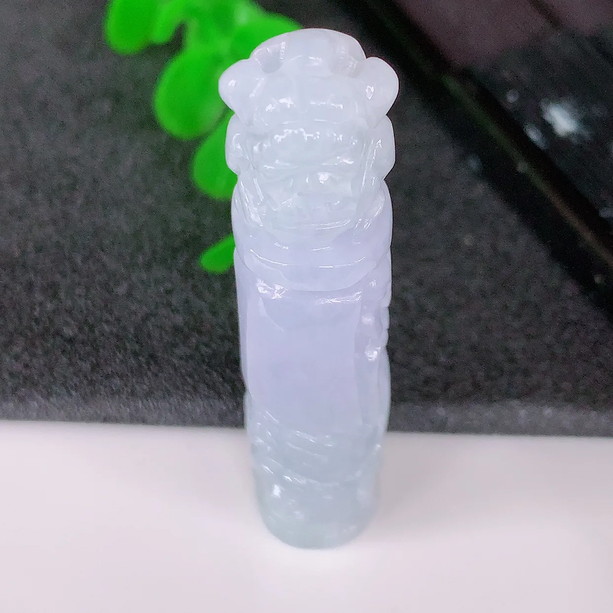 自然光实拍，冰润紫罗兰翡翠招财貔貅柱吊坠，民间有“一摸貔貅运程旺盛，再摸貔貅财运滚滚，三摸貔貅平步青